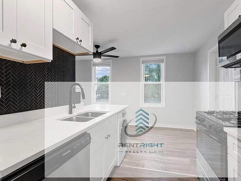 1849 W Augusta Blvd #2 — Photo 2