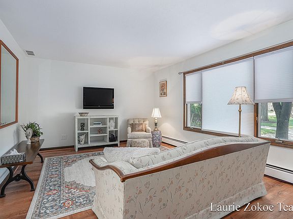 3rd image of 460 Barkwood Ct NW