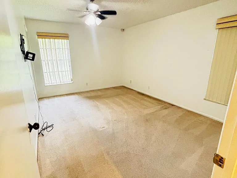 386 Bennington Ln — Photo 4