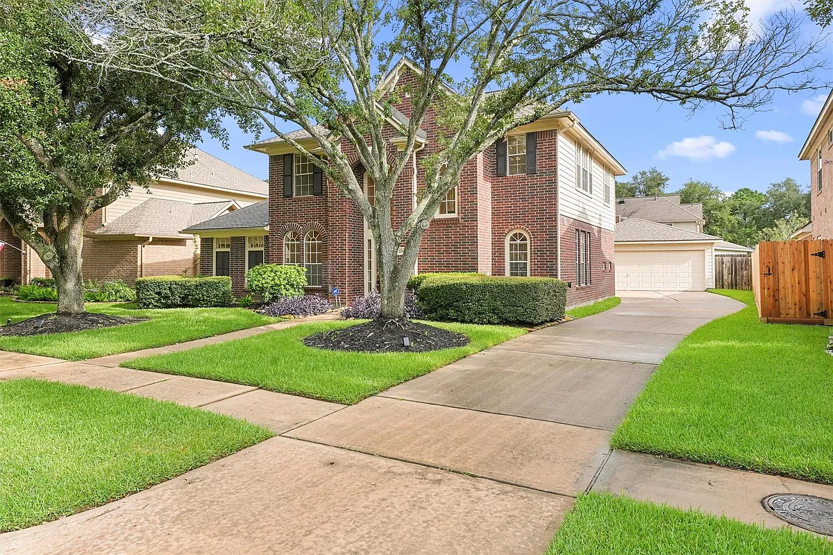 Building Photo - 22910 Fairleaf Cir