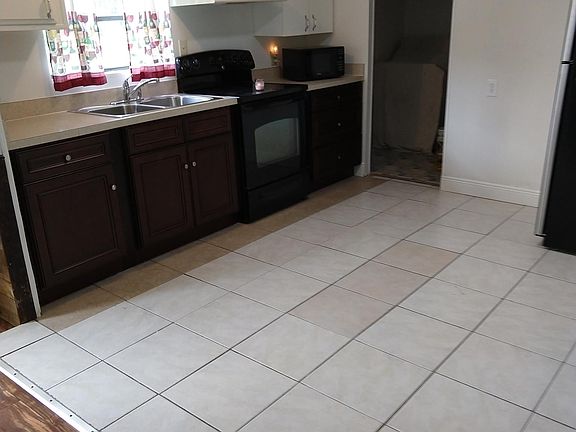 3rd image of 13107 Melissa Ct