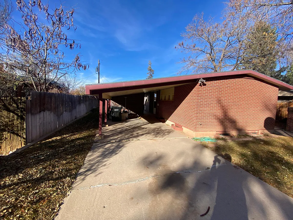 Building Photo - 421 Circleway Dr
