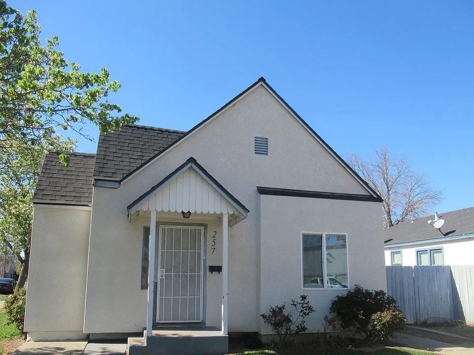 257 S Shasta St