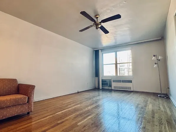 142-05 Roosevelt Avenue image 5 of 14