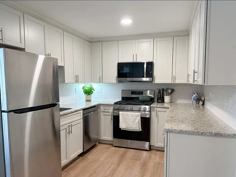 275 Chelsea St #3 — Photo 2
