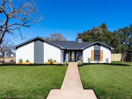 284 Mossy Meadow Drive, West Columbia, TX 77486