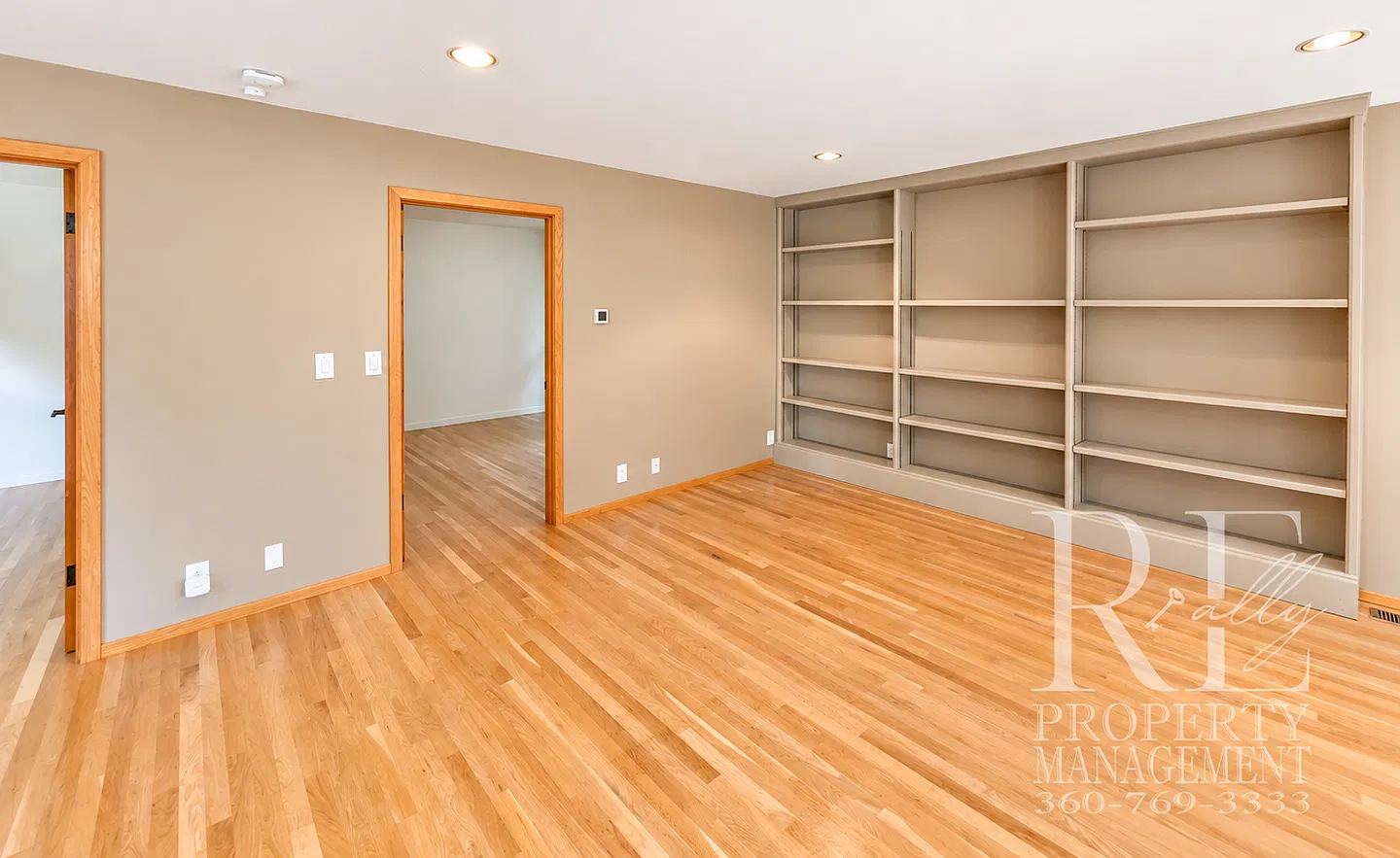 Rare 1,400+ Sq Ft in a Gated Setting With Smart Entry, Peek-a-boo Water view, and Near Town! — Photo 4