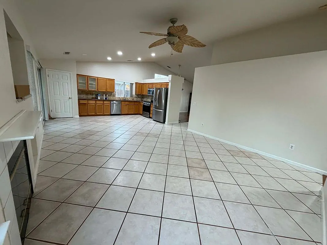 3 bed, 2.0 bath, 1629 sqft, $2,200 — Photo 2