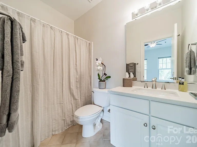642 E 9th St — Photo 33