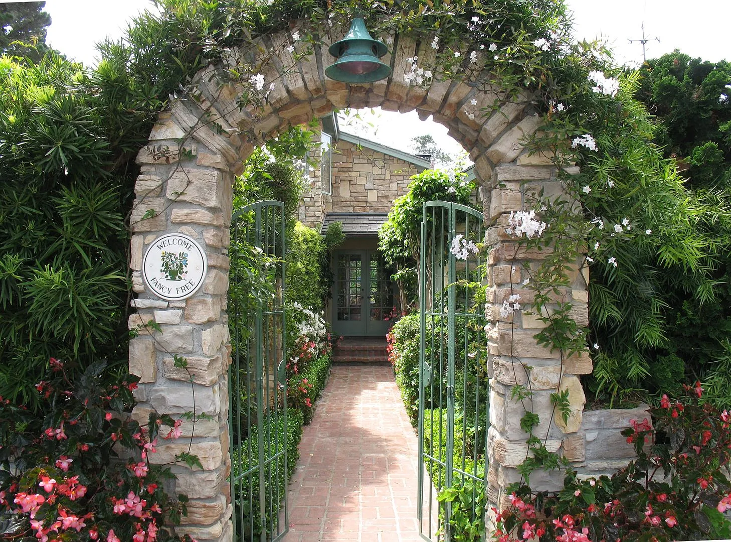 Fancy Free in Carmel by the Sea just $333/day! — Photo 3