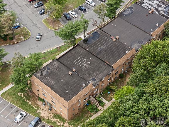 4th image of 192 College Dr