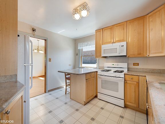4th image of 6937 W Oakton Ct