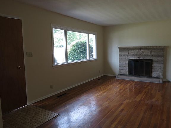 2nd image of 3918 Brentwood Dr