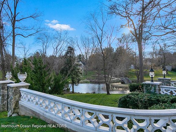 5th image of 4 Hill Pond Ln