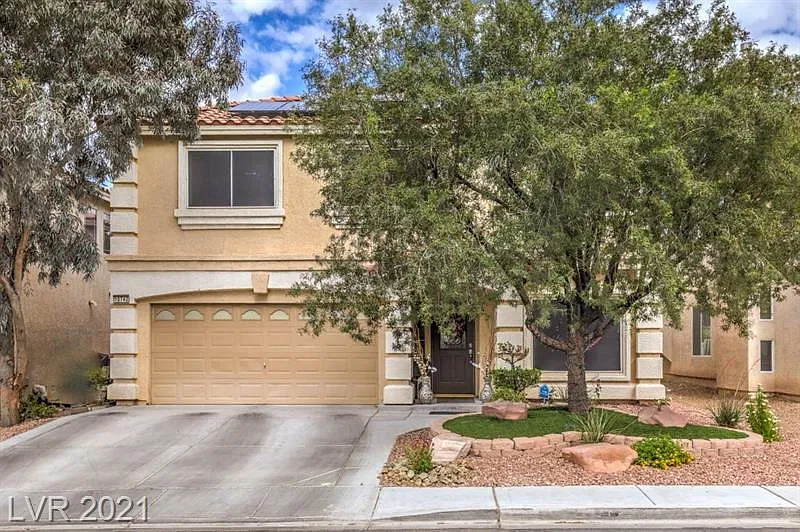 4 bed, 2.5 bath, 2729 sqft, $2,400 — Photo 1