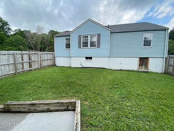 4th image of 200 S Laurel Cir
