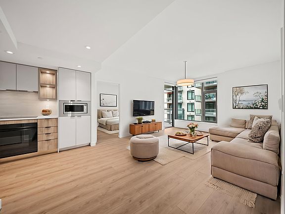 4th image of 755 Harbourside Dr #425