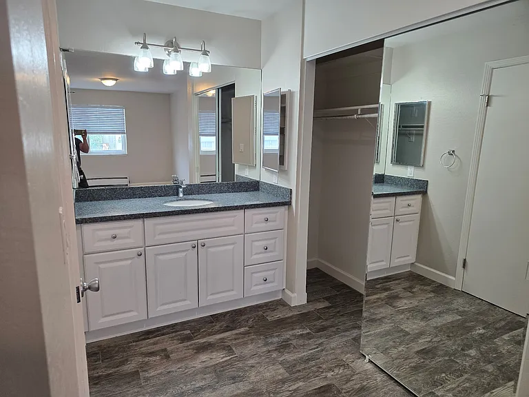 528 Grand Ave #7 — Photo 6