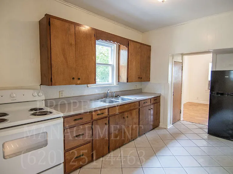 1004 W 2nd St — Photo 3