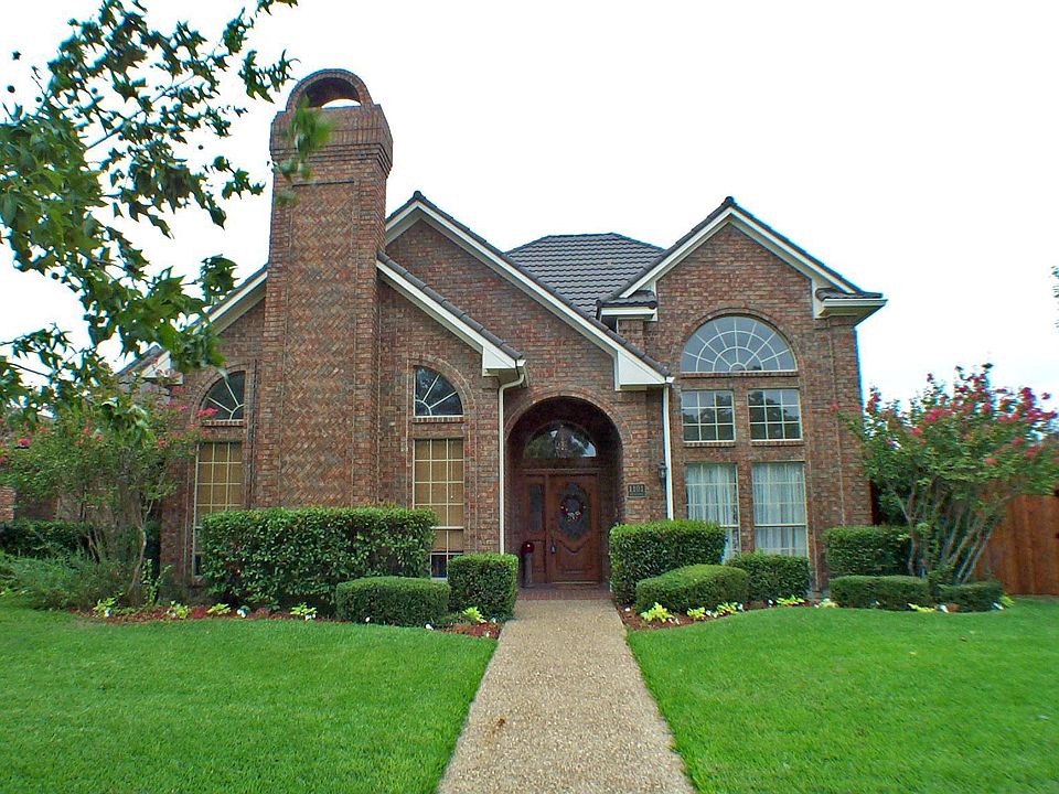 Front of home with great curb appeal.