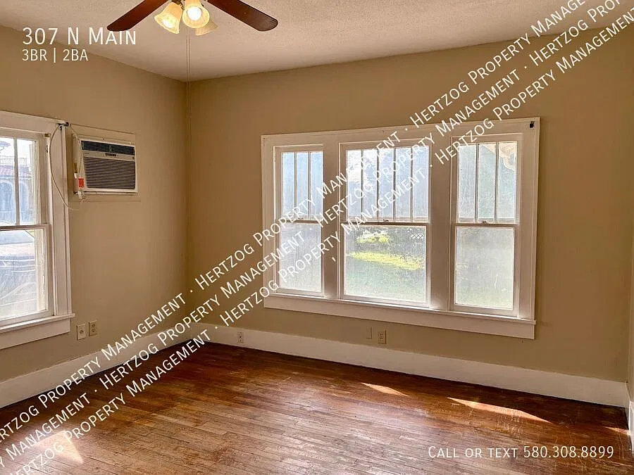 Freshly Updated 3 Bedroom 1.5 Bathroom Home! — Photo 4