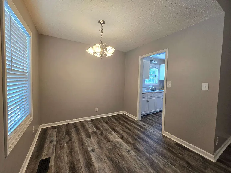 460 Caney Ln — Photo 5