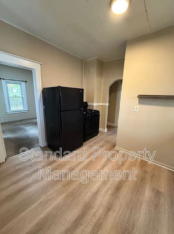 2 bed, 1.0 bath, $1,100 — Photo 2