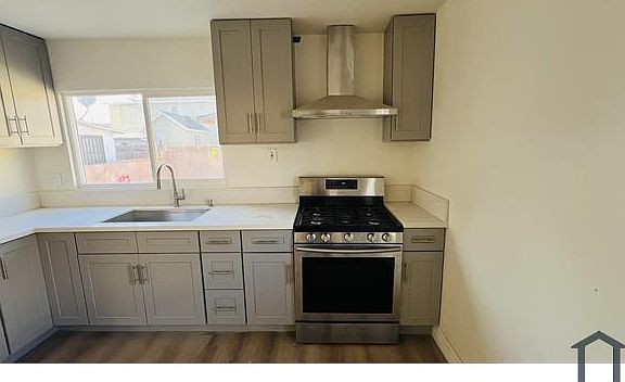 4th image of 847 W 43rd Pl #847