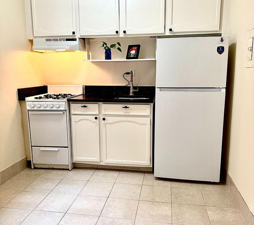 2nd image of 1420 N St NW APT 311