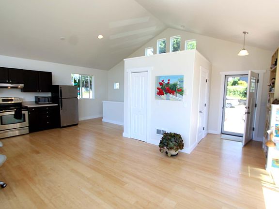 5th image of 2324 Fleming Ave W