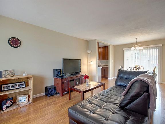 5th image of 3240 S Mount Carmel Ave