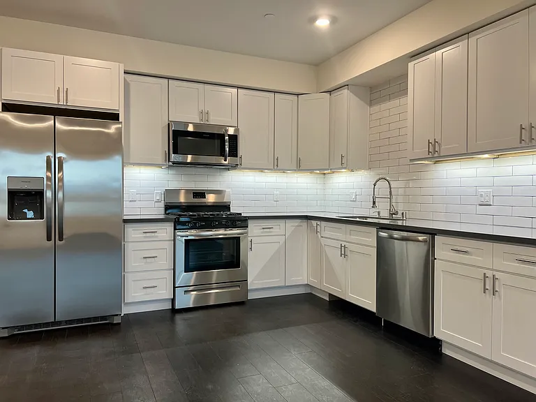 5758 Camellia Ave #301 — Photo 2