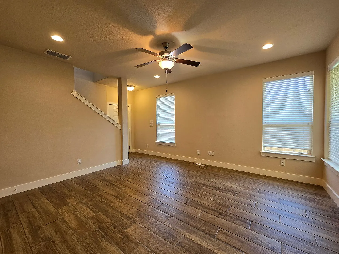 Walk to Faust St Bridge / Fridge, Washer & Dryer Included / Primary on 1st Floor / CISD — Photo 4