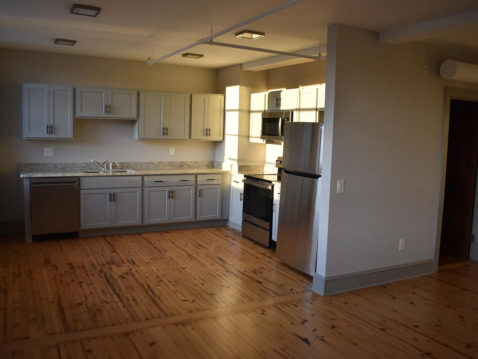 2 bed, 1.0 bath, $1,200 — Photo 3