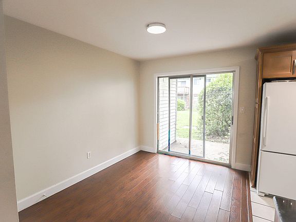 5th image of 1022 Carriage Dr APT B