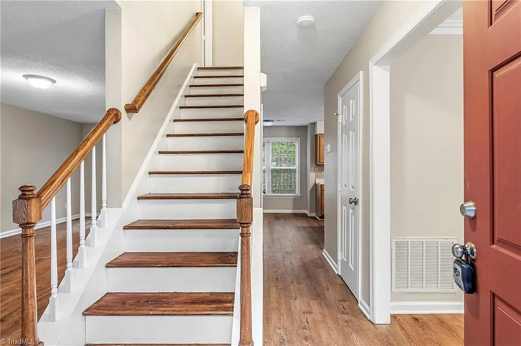 3 bed, 2.5 bath, 1618 sqft, $2,100 — Photo 2