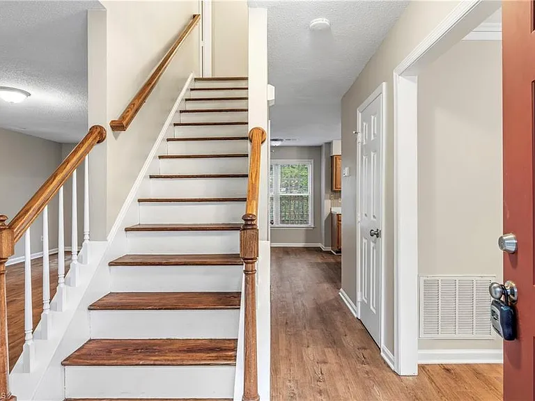 2320 Meadow Gate Dr — Photo 2