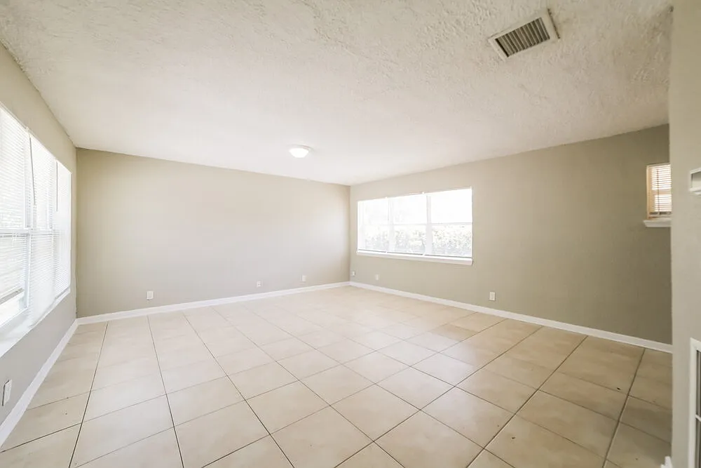 3 bed, 2.0 bath, 1162 sqft, $2,335 — Photo 4