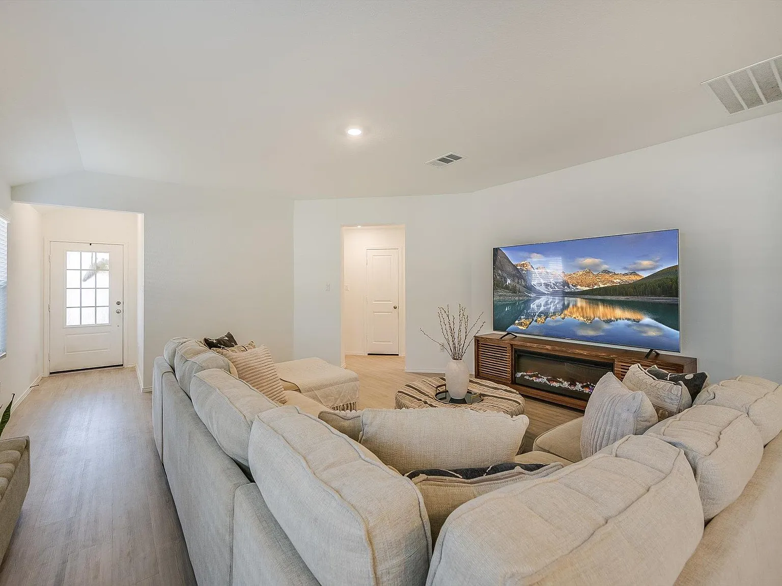 4 bed, 2.0 bath, 1815 sqft, $2,350 — Photo 3