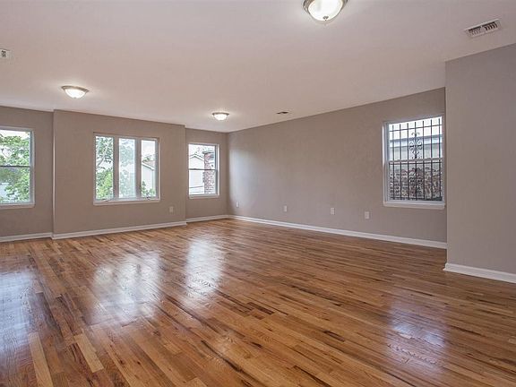 3rd image of 113 Oxford Ave