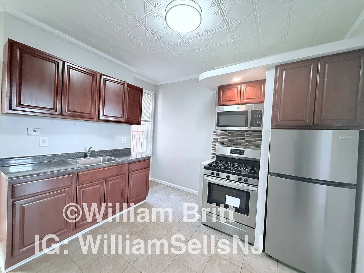 Building Photo - 1618 Bergenline Ave #3F