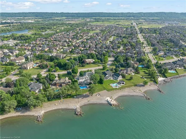 8 Lochside Dr, Hamilton, ON L8E 5T6