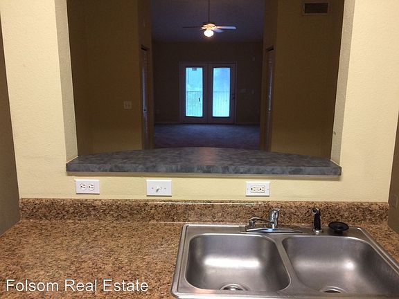3rd image of 2052 Putnam Dr