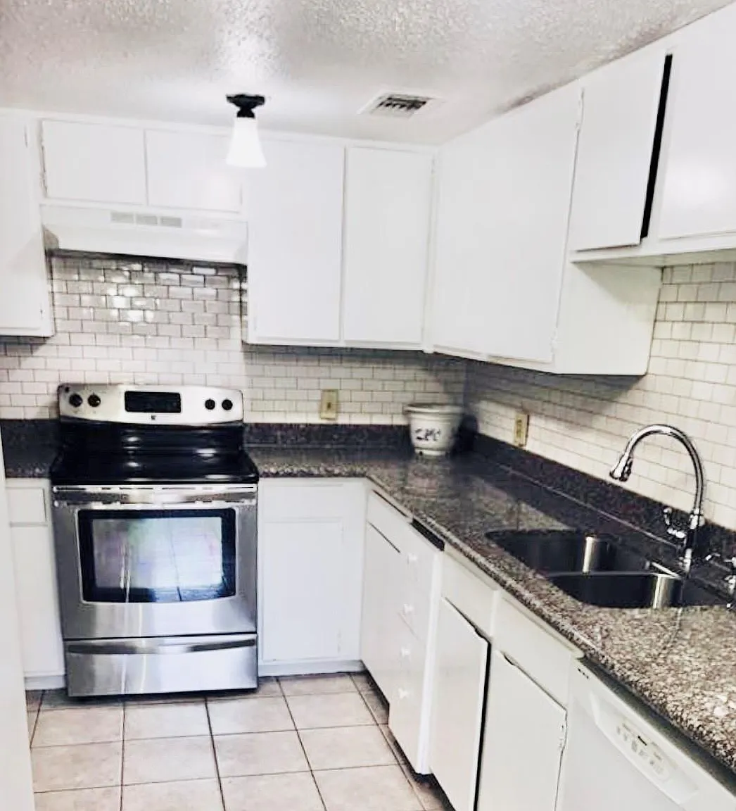 3 bed, 2.0 bath, 1764 sqft, $2,000 — Photo 4
