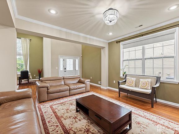 4th image of 55 Dahlia Ct