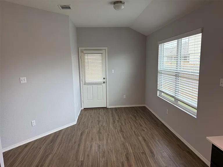 100 Granville Ct — Photo 3