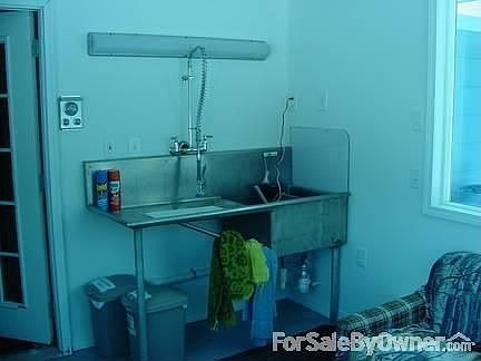Fish cleaning stand
						:
						Located in attached four season screenroom