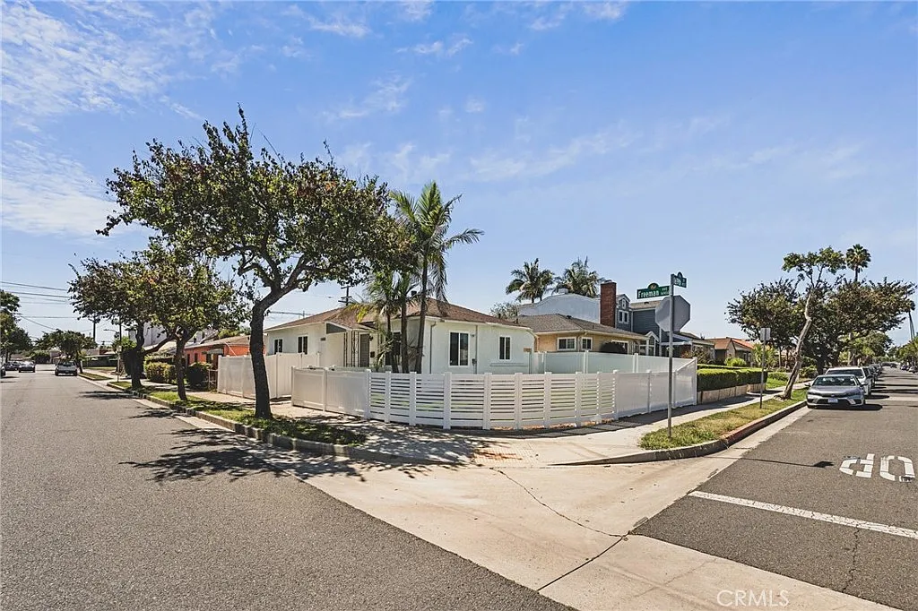 3 bed, 2.0 bath, 1300 sqft, $4,300 — Photo 1