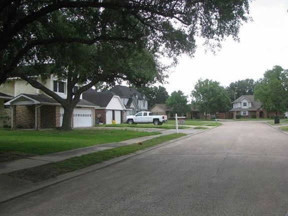 Exterior Neighborhood (street photo)