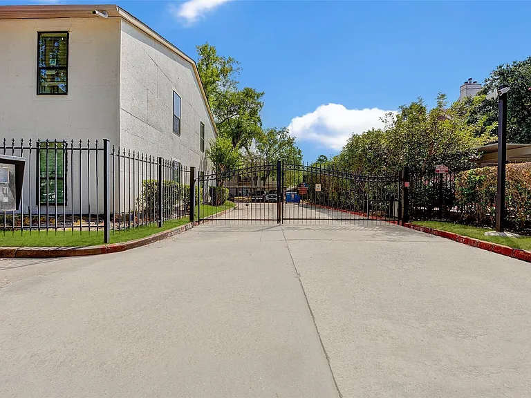 2425 Augusta Dr #22 — Photo 34